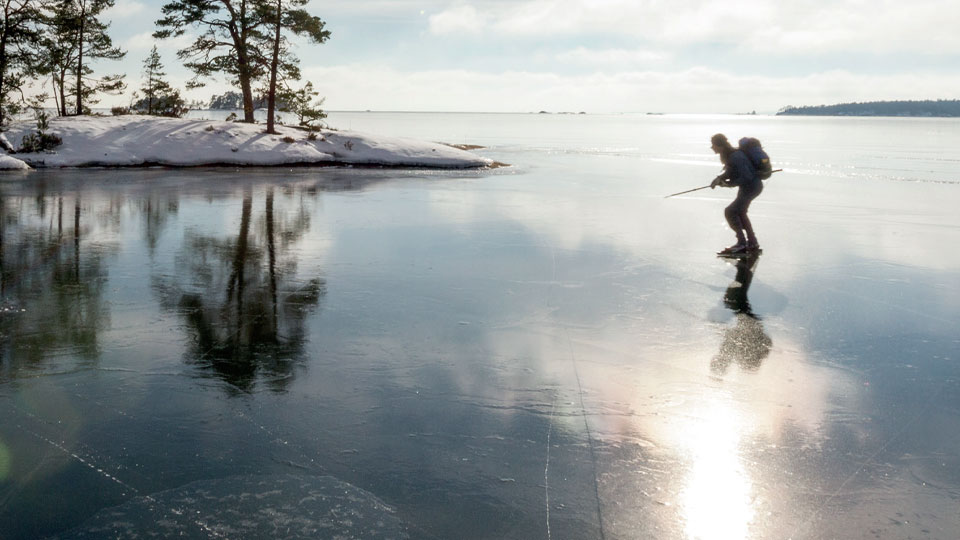 Fotograf: Henrik Trygg
Bildbyrå: Johnér Skridskoåkare på blank is.