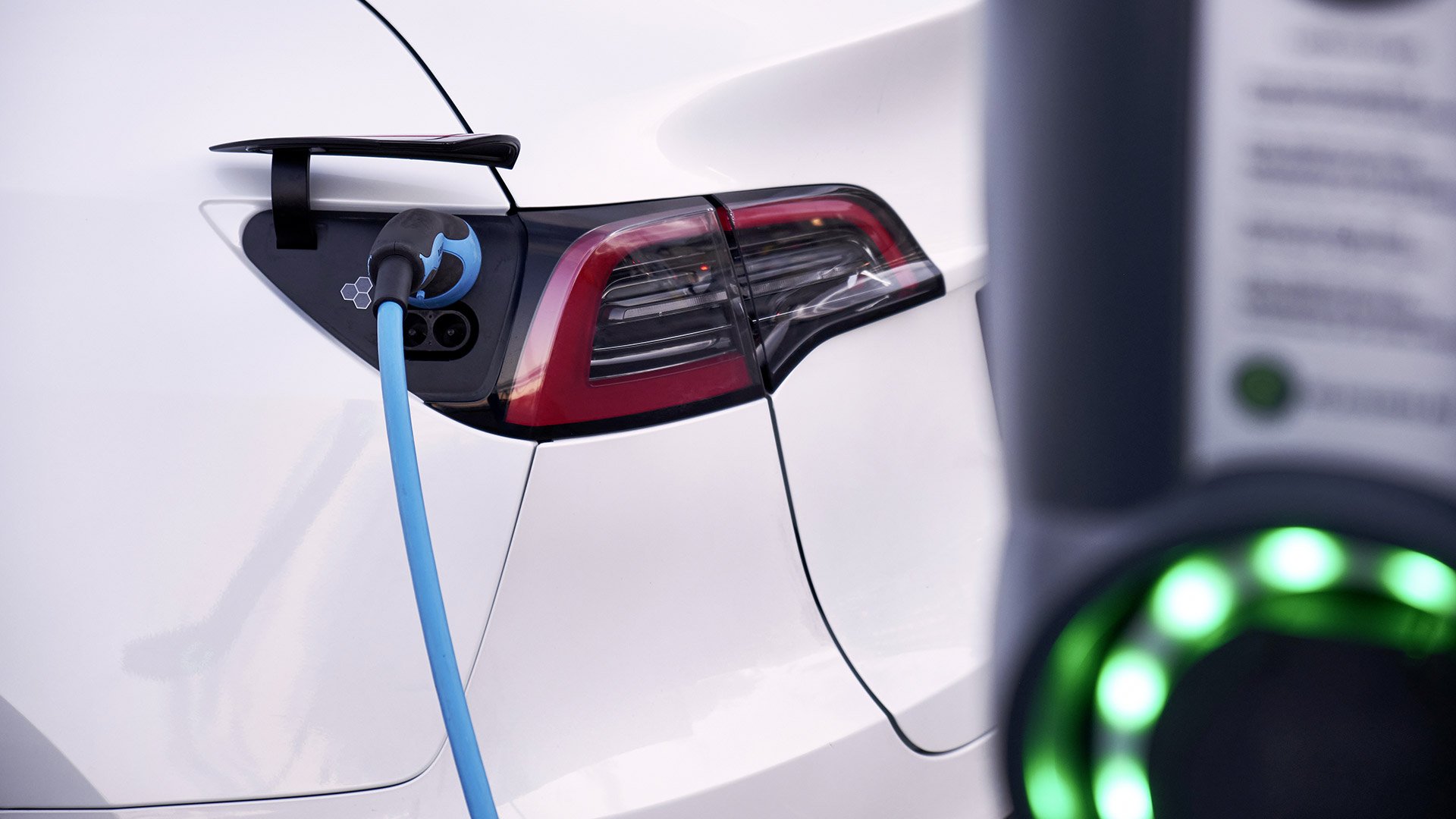  En elbil under laddning vid laddstation