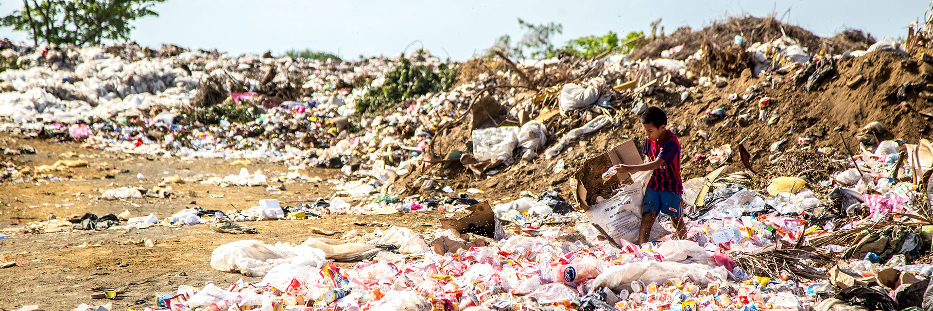 Photographer: Hermes Rivera
Agency: Unsplash A boy walks among garbage and holds a cardboard box, Nicaragua.