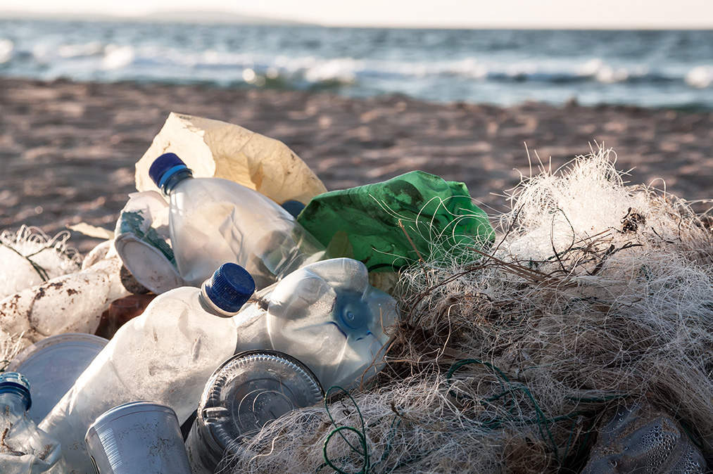 Plastavfall på strand.