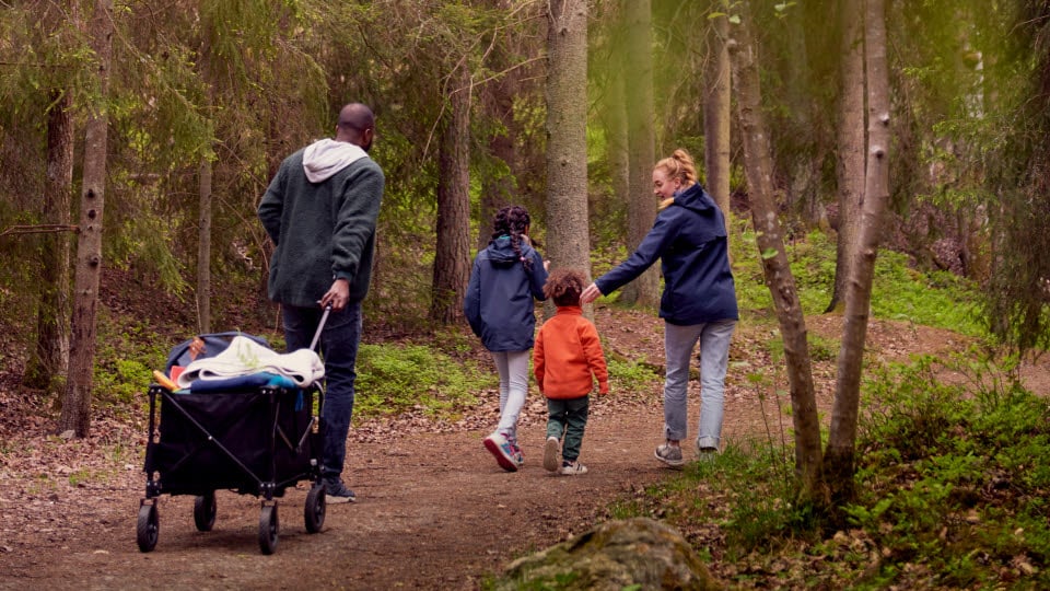 Fotograf: Maskot
Bildbyrå: Johnér Familj med två barn promenerar i skogen och drar en campingvagn efter sig. Sverige.
