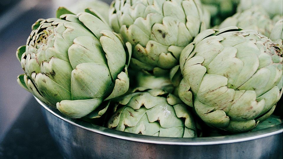 Kronärtskockor i en skål i ett restaurangkök