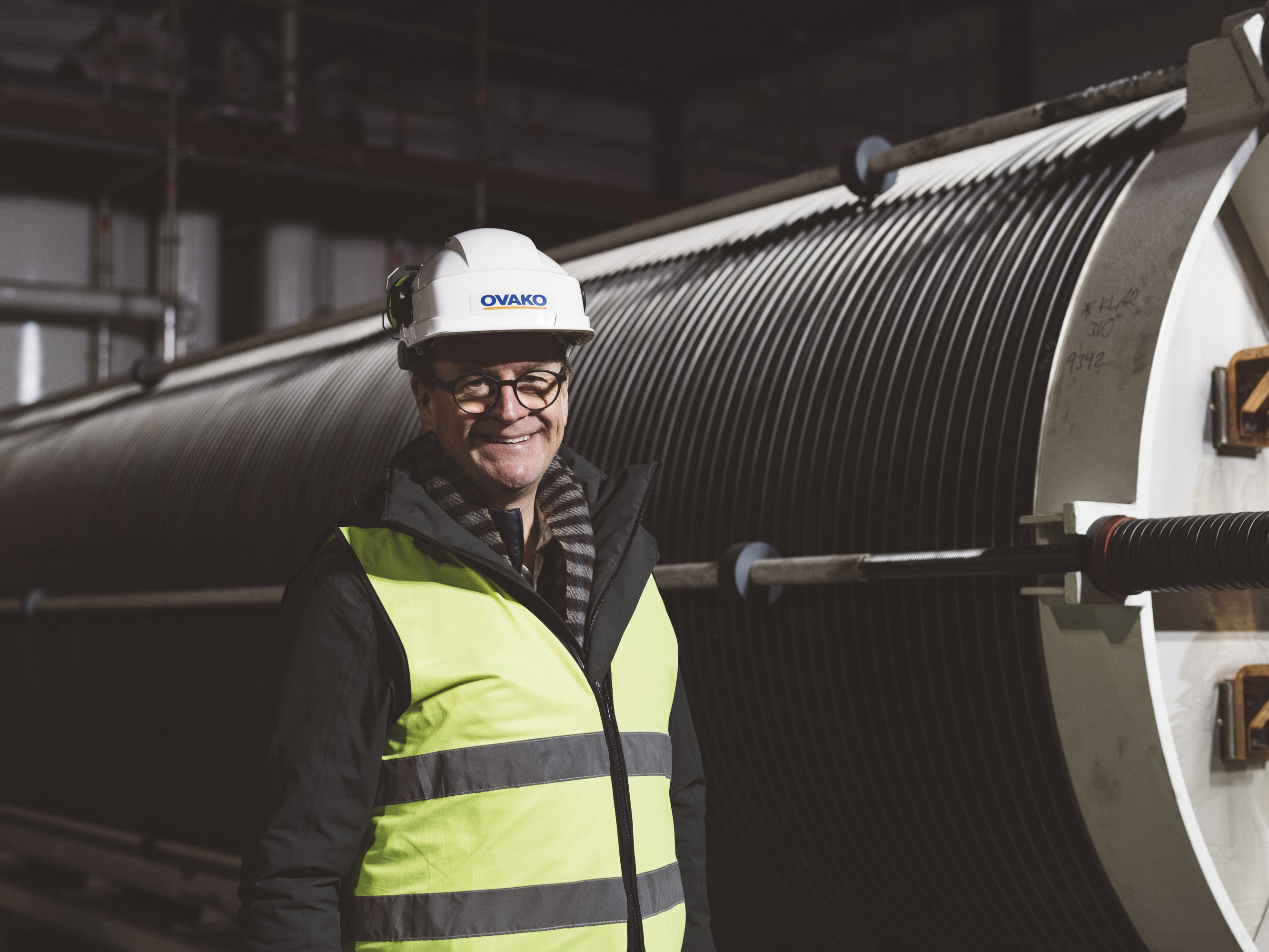 Fotograf: Cecilia Magnusson Man med glasögon, hjälm och varselväst i industrimiljö.