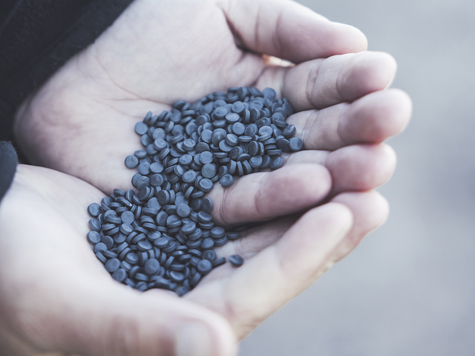 Fotograf: Marie Hidv
Bildbyrå: Omni Polymers Händer håller i polyolefingranulat