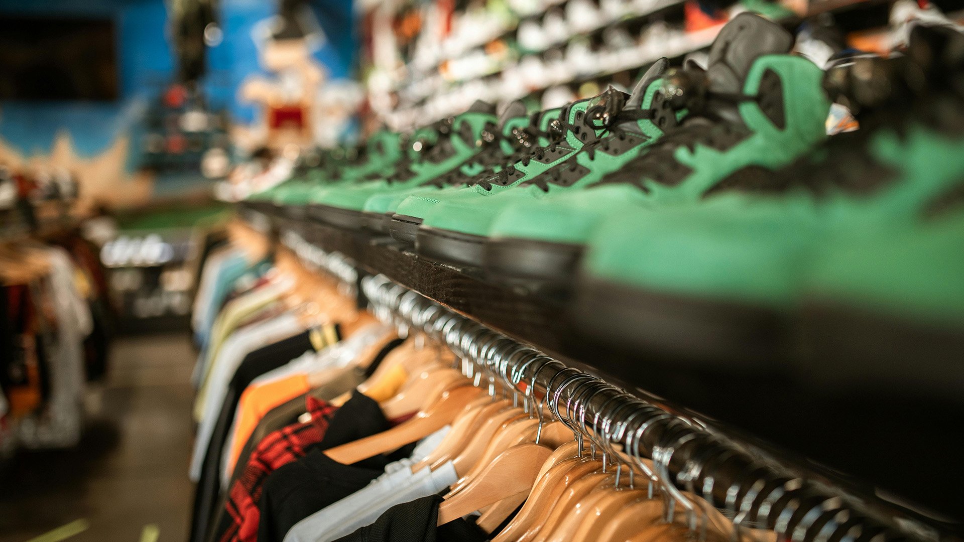 Kläder som hänger på galgar i en butik