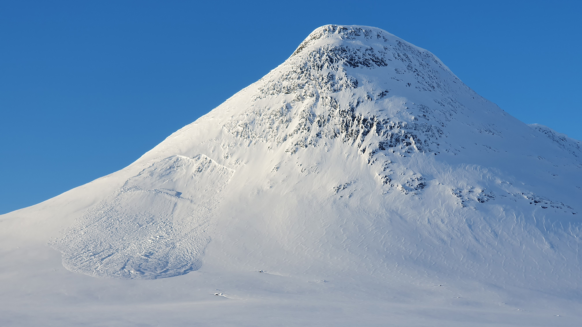 Fotograf: Jenny Råghall. Lavin som rasar på ett snötäckt fjäll!