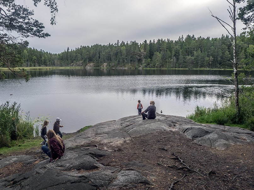 Besökare vid sjö, Tyresta.