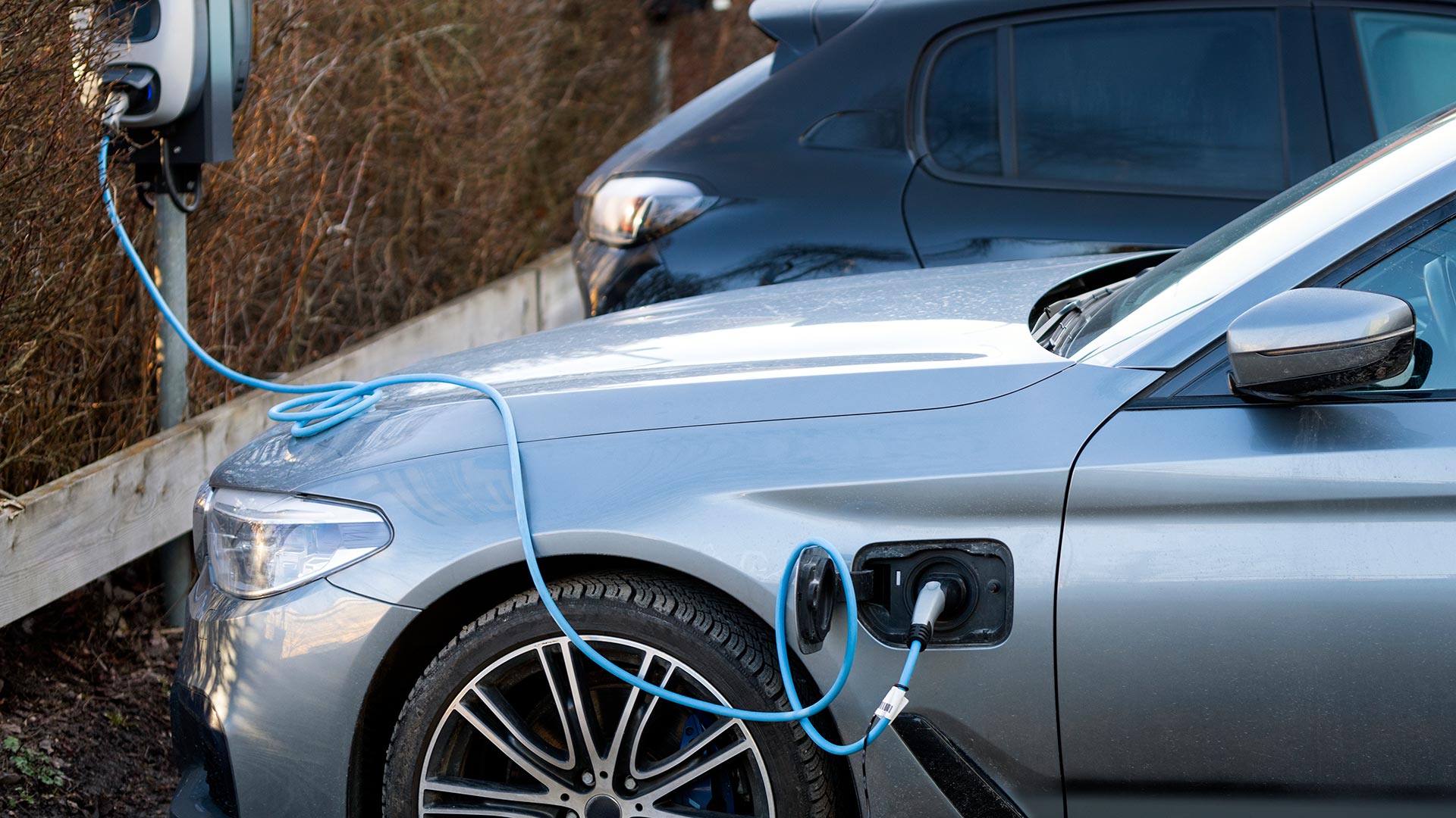 Fotograf: Jens Lindström
Bildbyrå: Johnér Elbil laddar på parkeringsplats med laddstolpar, Järfälla, Stockholm