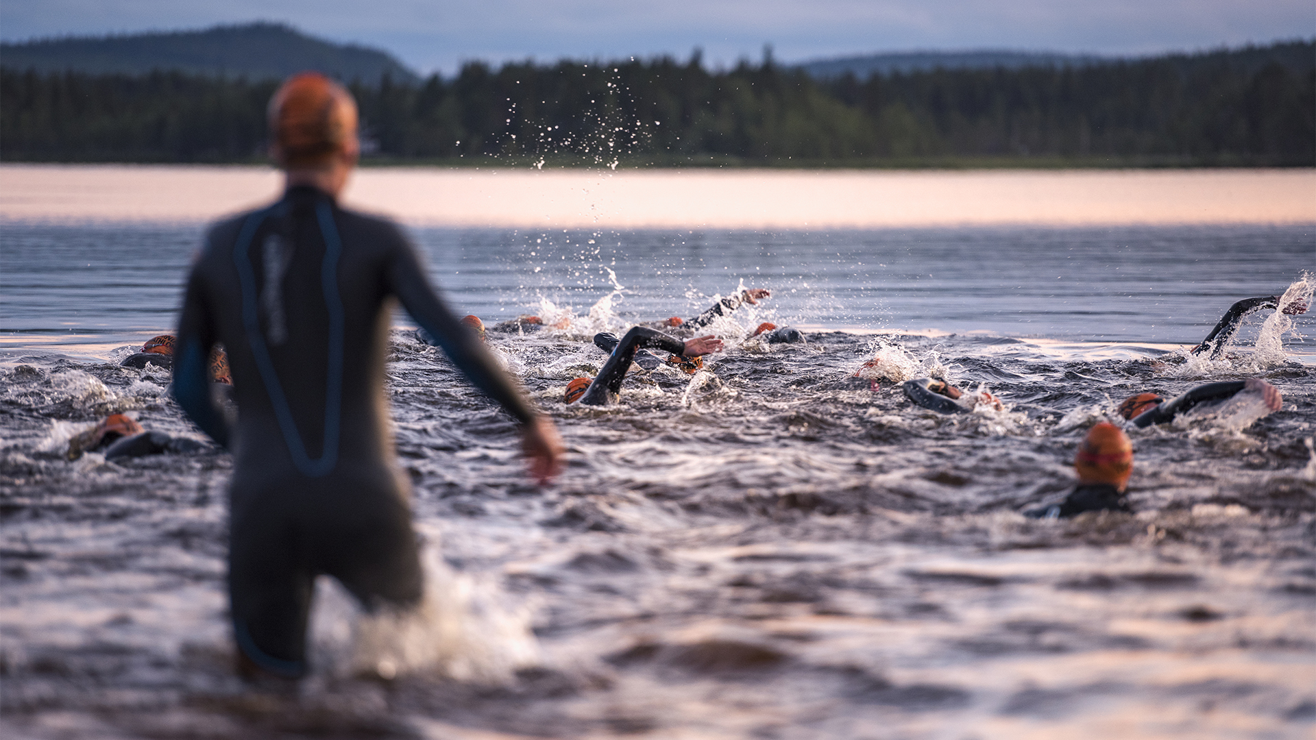 Starten på en triathlontävling, Gällivare, Lappland.