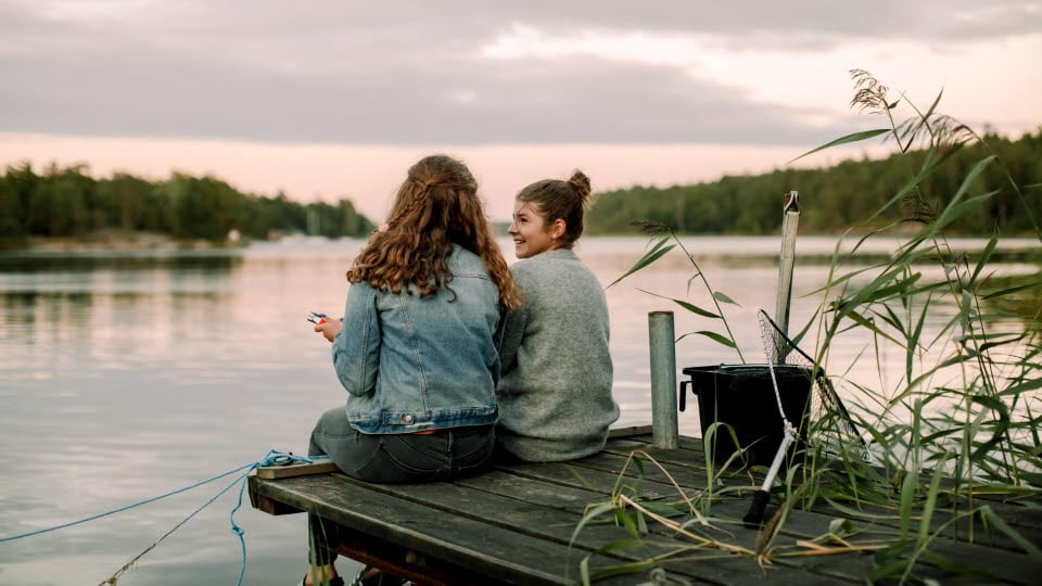 Fotograf: Maskot bildbyrå
Bildbyrå: Johnér flickor på brygga vid sjö, Stockholm