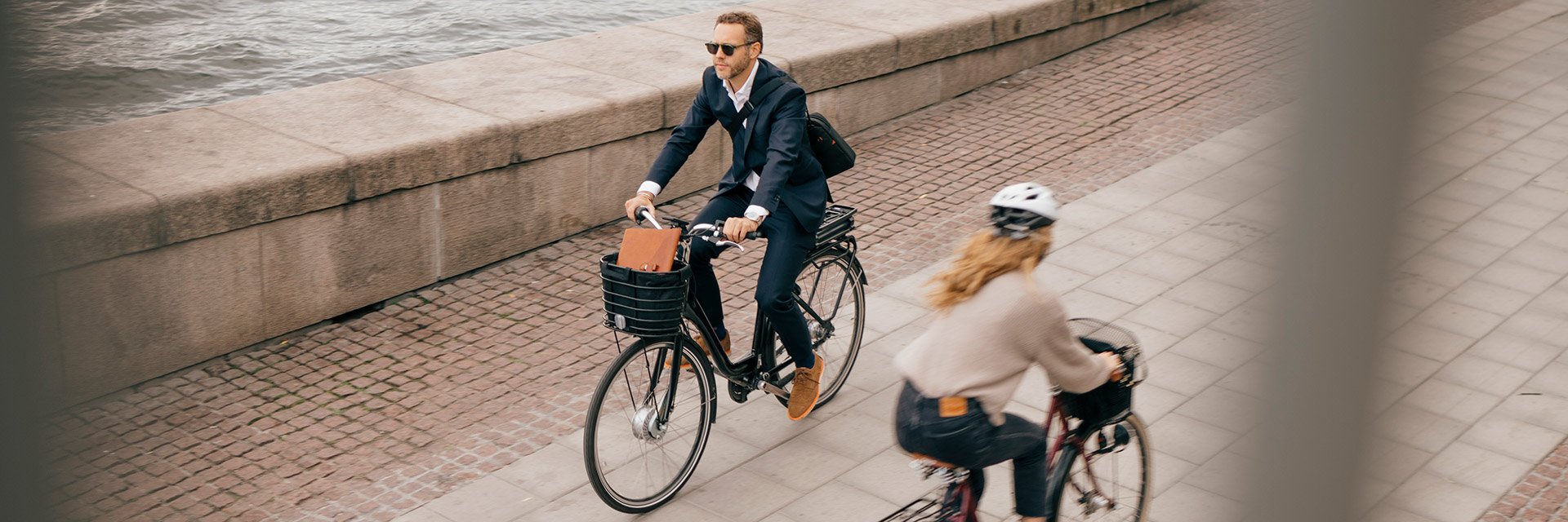 Fotograf: Maskot bildbyrå
Bildbyrå: Johnér Två personer som cyklar på en strandpromenad