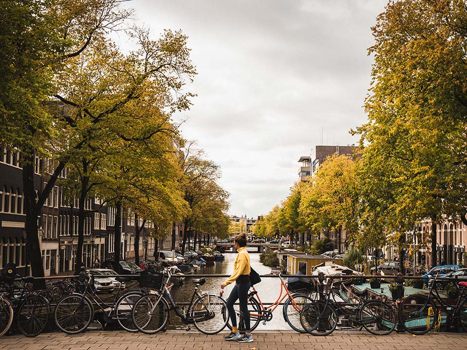 Fotograf: Liam McGarry
Bildbyrå: unsplash.com En person går över en bro i Amsterdam