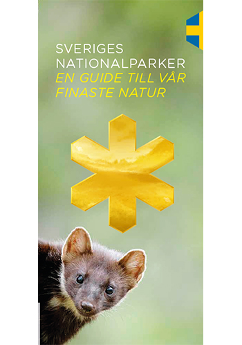 Omslag till broschyren Sveriges nationalparker med nationalparksemblemet i form av en guldfärgad snöflinga.