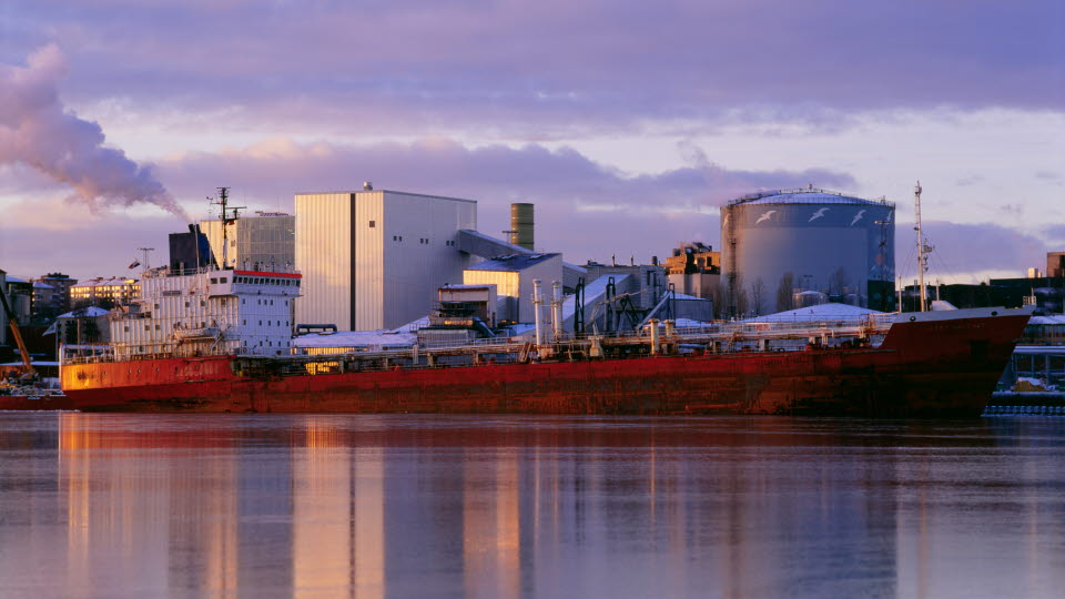 Fotograf: Hans Geijer
Bildbyrå: Johnér Fartyg vid industriområde