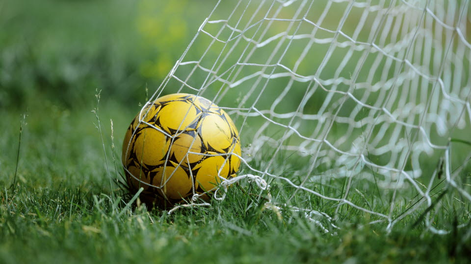 Fotograf: Jan Töve
Bildbyrå: Johnér Gul fotboll i fotbollsmål