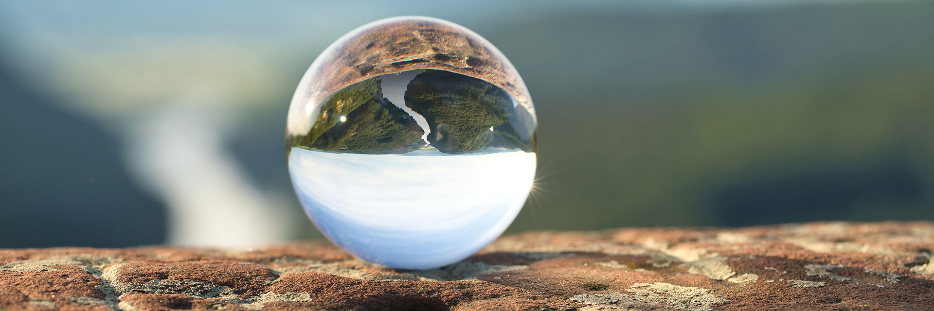 Fotograf: Marc Schulte
Bildbyrå: Unsplash Clear marble on brown rock.