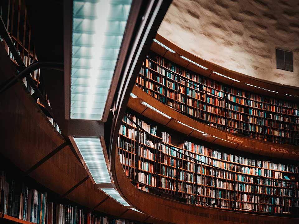 Fotograf: Emil Widlund
Bildbyrå: Unsplash Hyllor med böcker på ett bibliotek