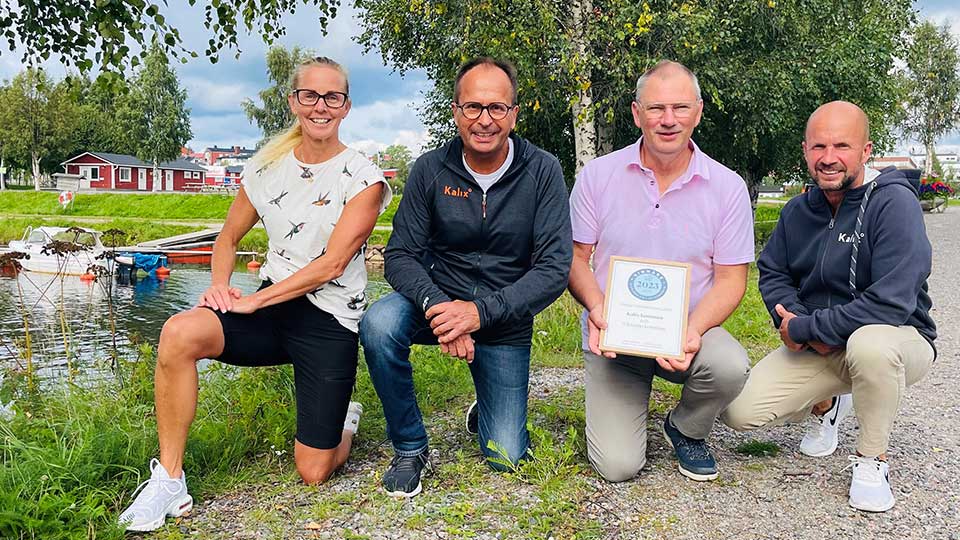 Fotograf: Kalix kommun Ingela Frisk hälsoinspiratör, Karl-Göran Lindbäck, chef Fritid & kulturförvaltningen, Sven Nordlund, ordförande Fritid & kulturnämnden och Reine Sundqvist, Kommunikationschef. Alla representerar Kalix kommun.