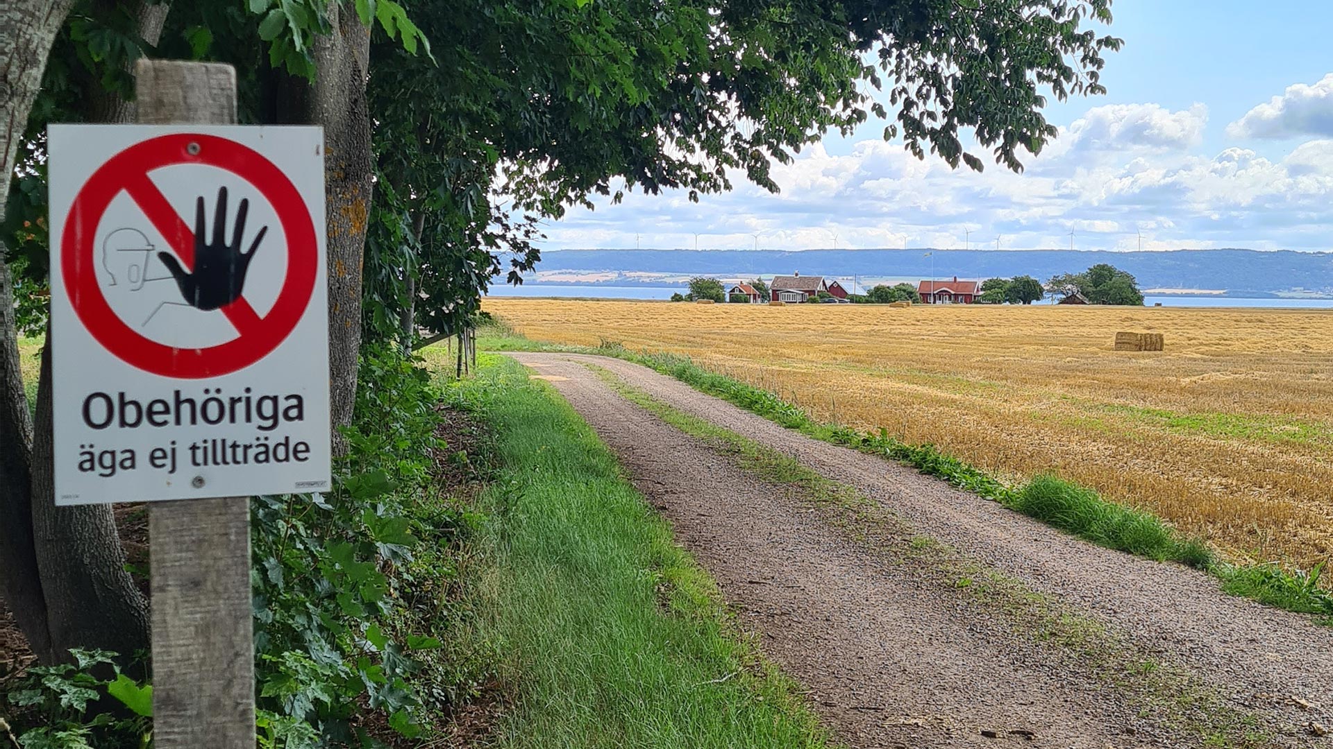 Fotograf: Naturvårdsverket Förbudsskylt vid grusväg
