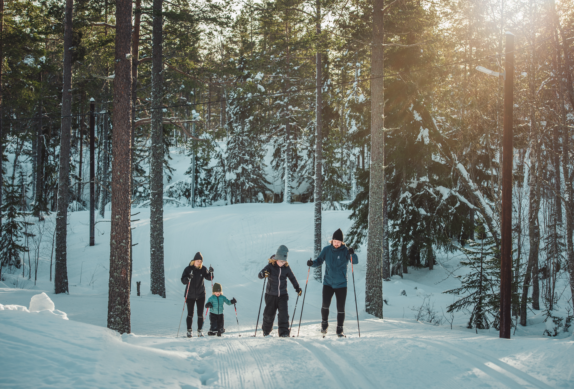 Fotograf: Evelina Ytterbom Familj som åker skidor i skidspåren på Södra Berget i Sundsvall.