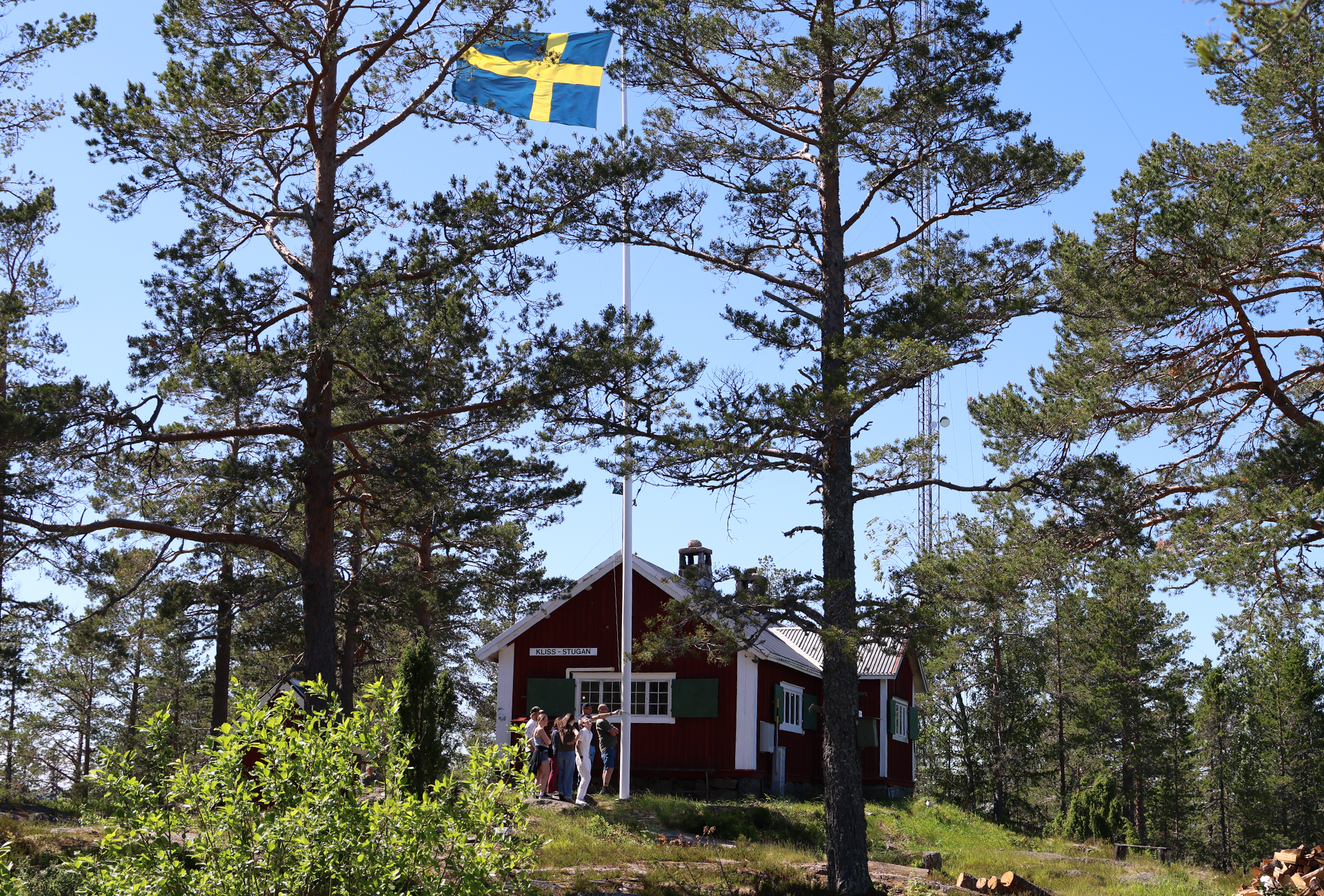 Fotograf: Mari R. Nordstrand Flaggan hissas utanför Klisstugan, en av Sundsvalls friluftsstugor.