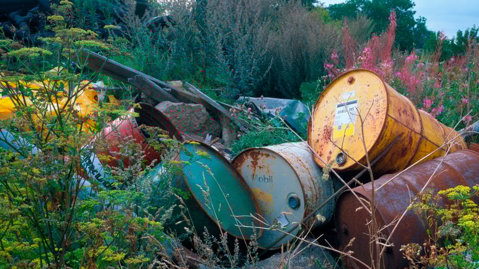 Fotograf: Dick Clevestam
Bildbyrå: Johnér Rostiga oljetunnor i ett buskage, Sverige