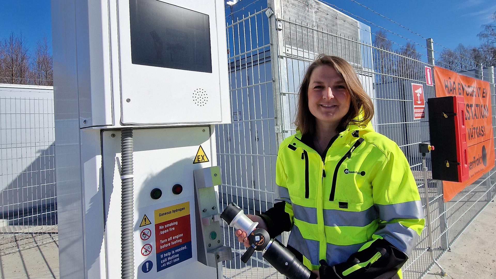 Fotograf: MaserFrakt Frida Jahncke vid MaserFrakts vätgastankstation