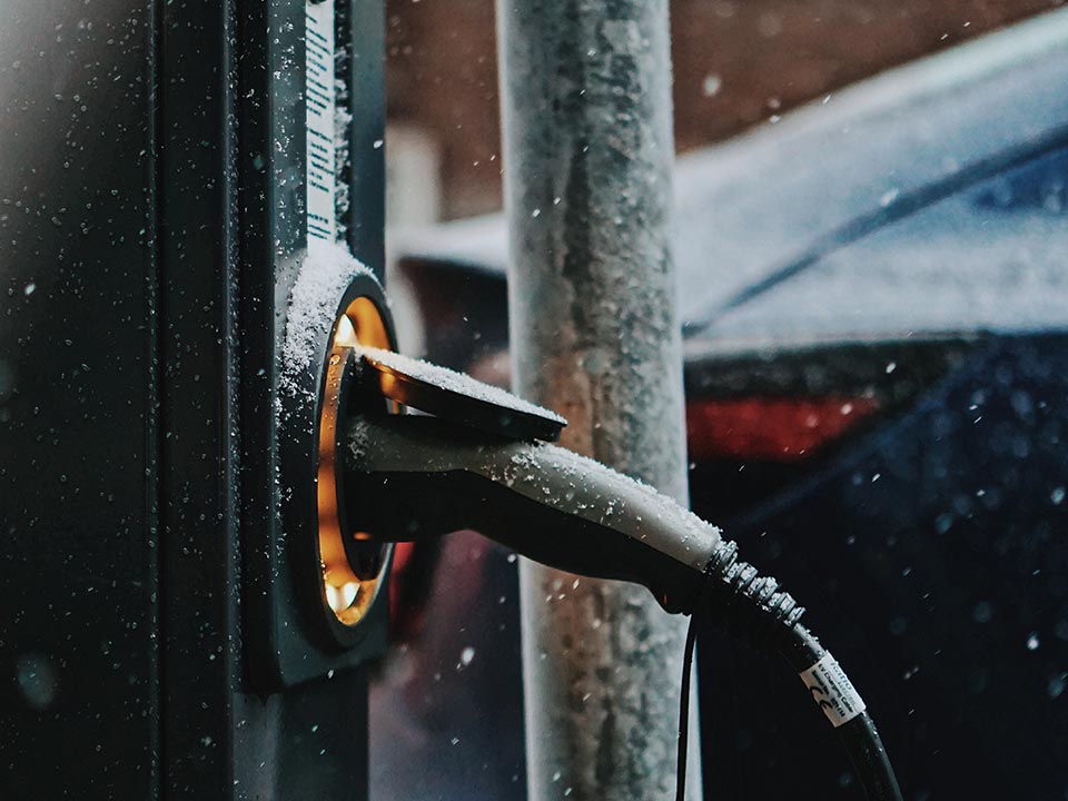 Fotograf: Precious Madubuike
Bildbyrå: Unsplash Elbilsladdare och en bil i bakgrunden
