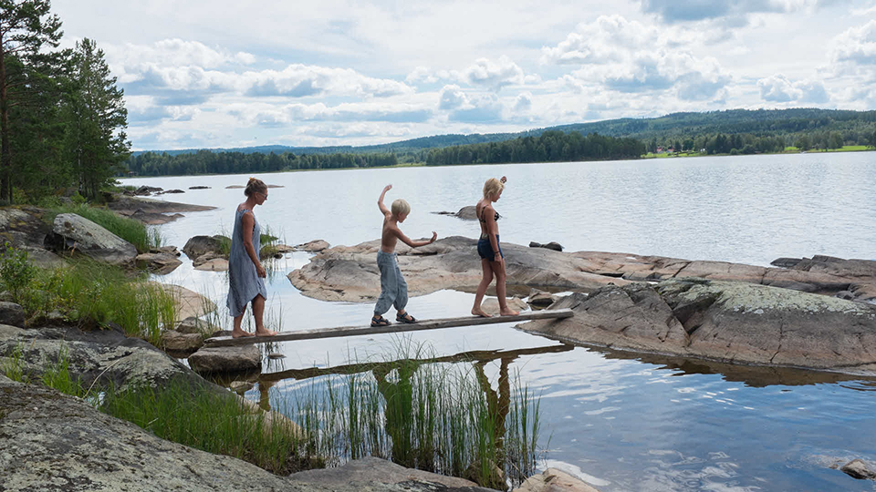 Fotograf: Johan Willner
Bildbyrå: Johnér Familj som går på en spång, Leksand.