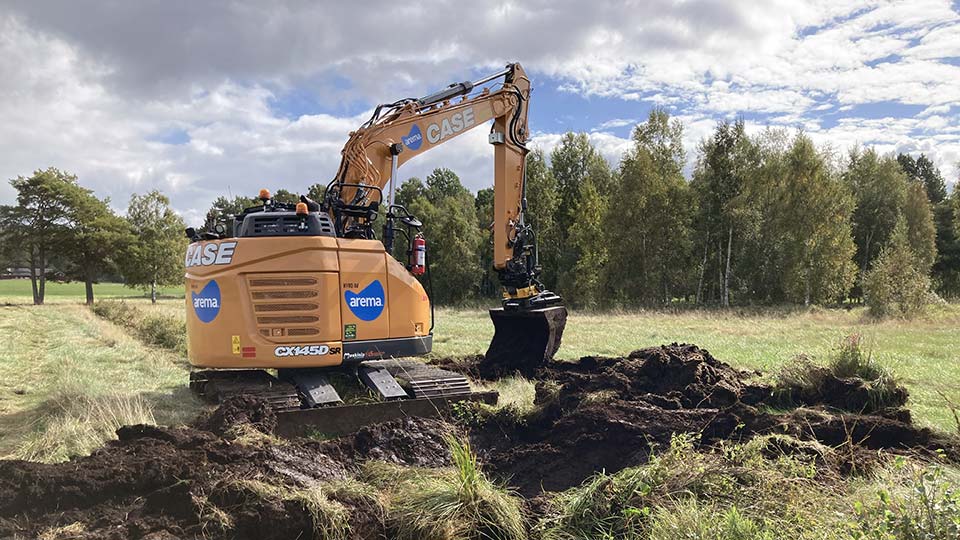 Fotograf: Länsstyrelsen Västra Götaland Grävmaskin som lägger jordmassor i ett dike på en gammal åker