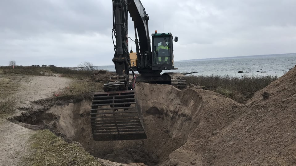 Fotograf: Linda Hellberg Grävmaskin på strand