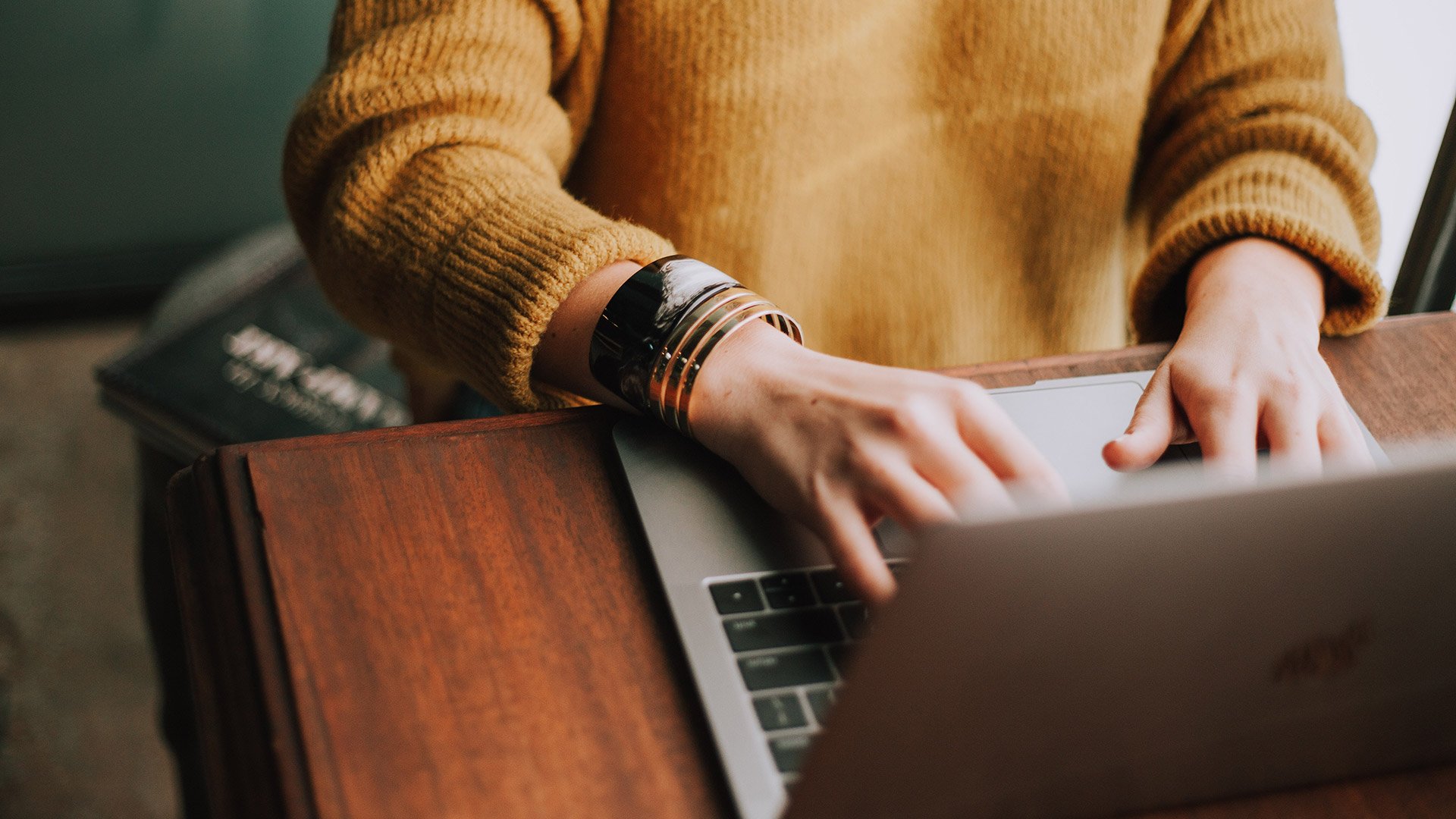 Fotograf: Christin Hume
Bildbyrå: Unsplash Person skriver på en bärbar dator