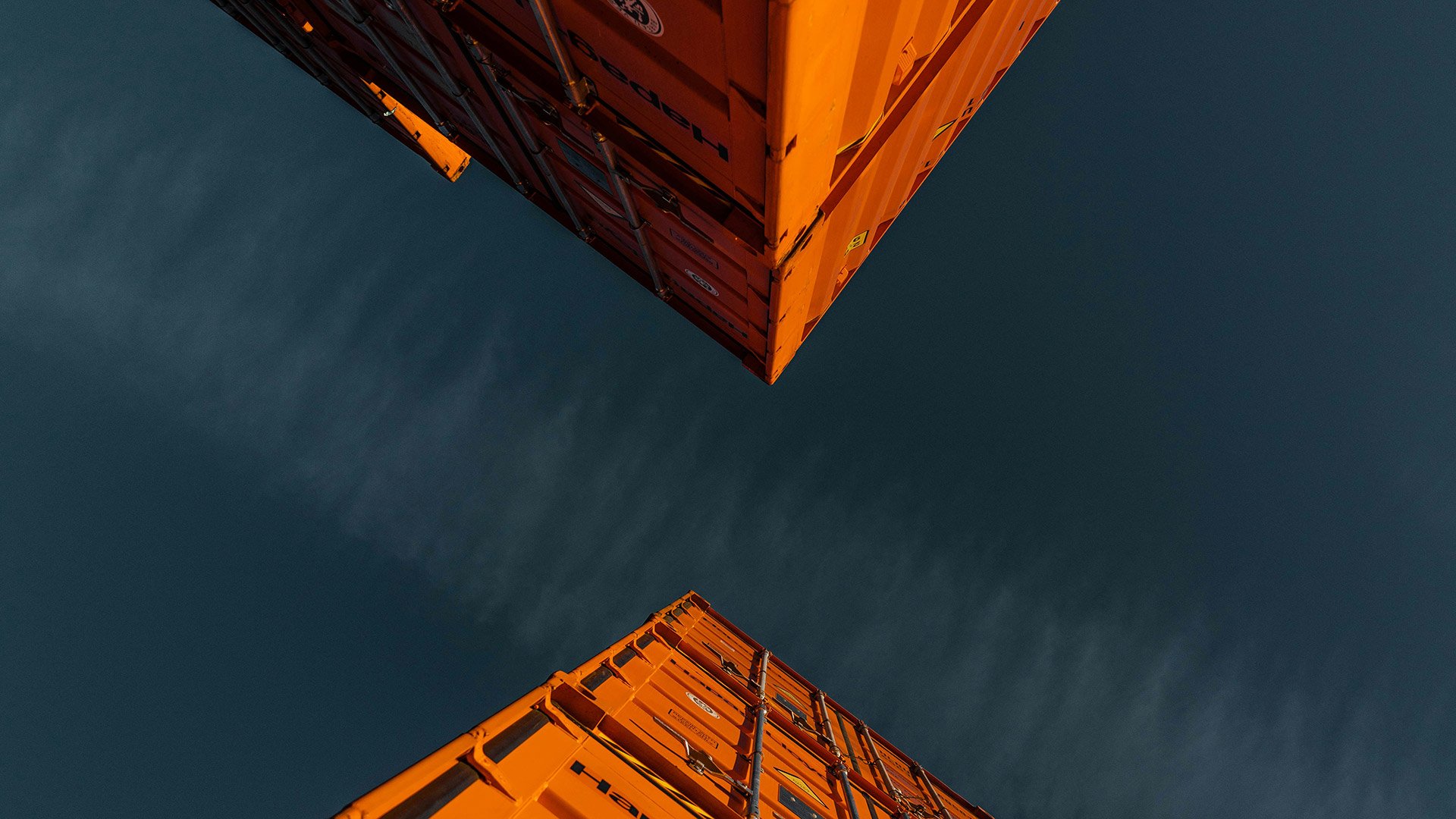 Hörnen på två containrar fotograferade underifrån