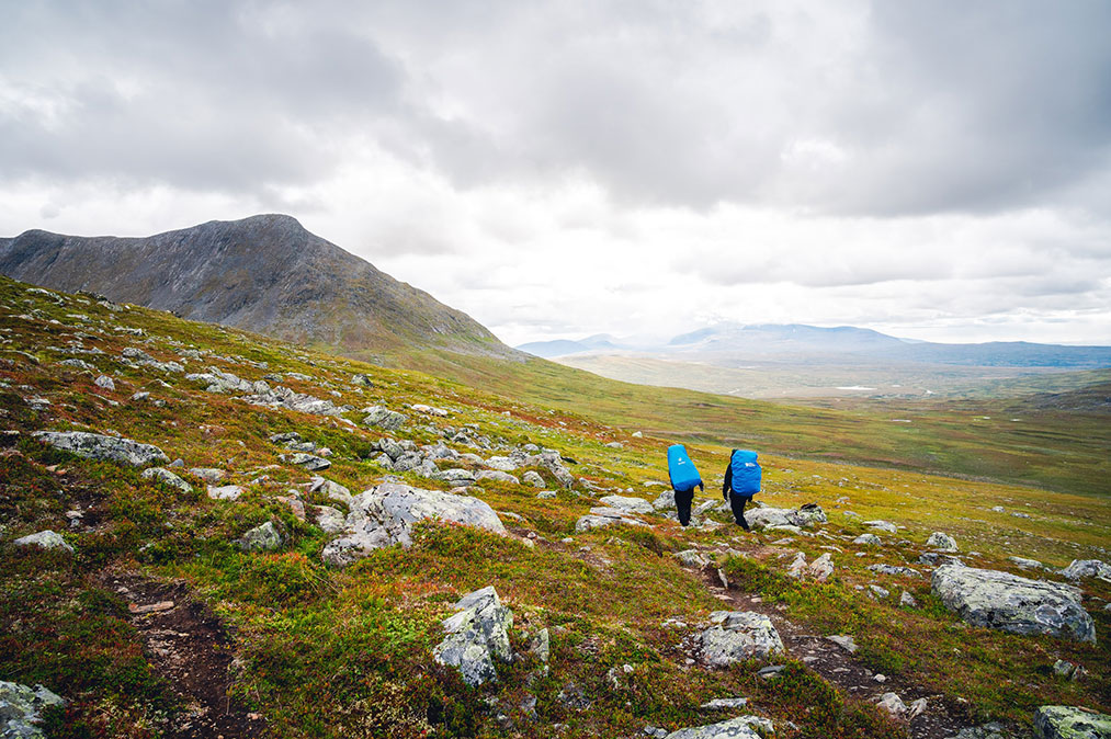 Fotograf: Johannes Andersson
Bildbyrå: Unsplash Två personer vandrar i fjällmiljö. Foto: Johannes Andersson