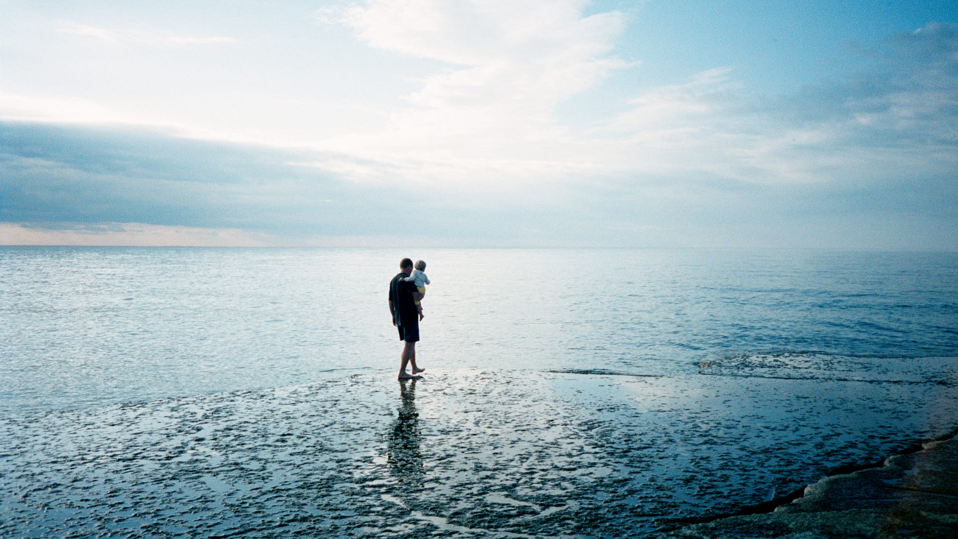 Photographer: Lena Granefelt
Agency: Johnér Pappa med barn går på klipphäll vid havet, Öland