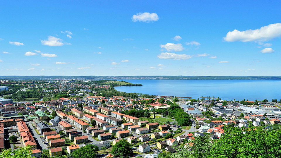 Fotograf: Jonathan Petersson
Bildbyrå: Pexels Flygfoto över stad vid ligger vid en sjö.