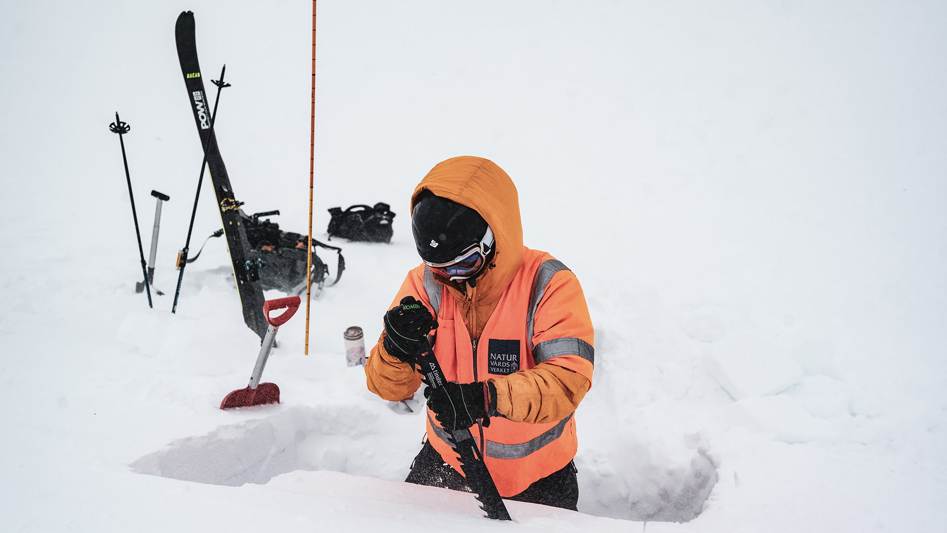 Fotograf: Håkan Stenlund Man står i en snögrop och sågar i snö.