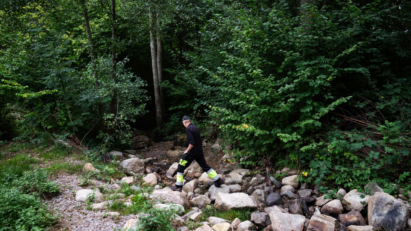 Fotograf: Lina Alriksson Man som balanserar på stenbumlingar i naturen