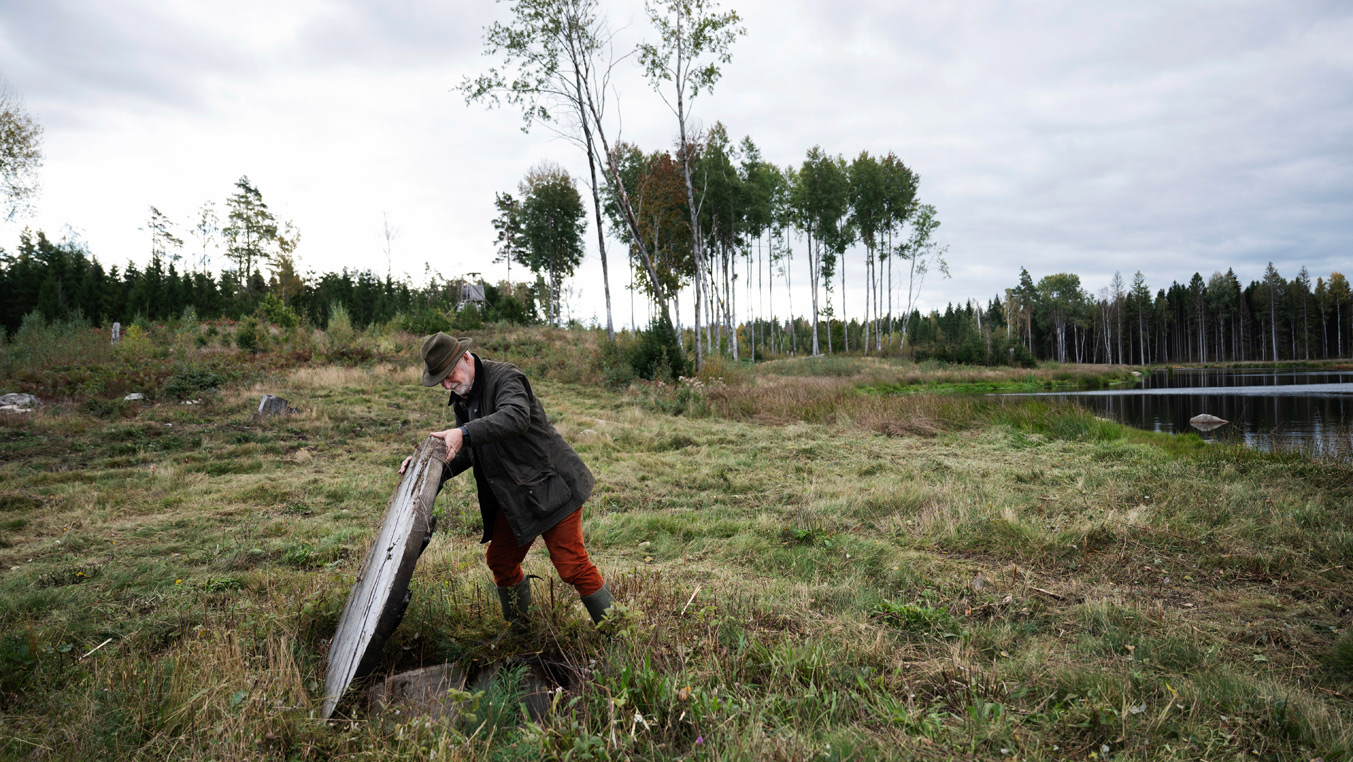 Fotograf: Lina Alriksson Man lyfter upp en tung skiva på mark