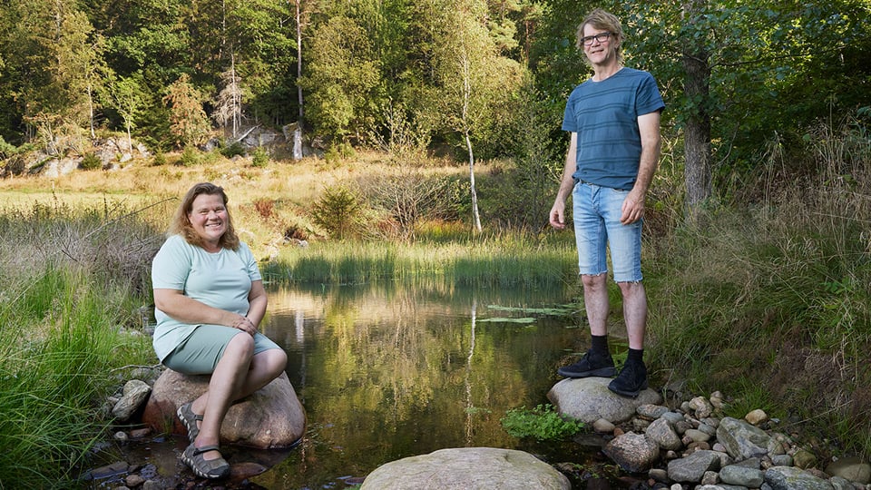 Fotograf: Anna-Lena Lundqvist Två personer fotade vid vatten på en äng