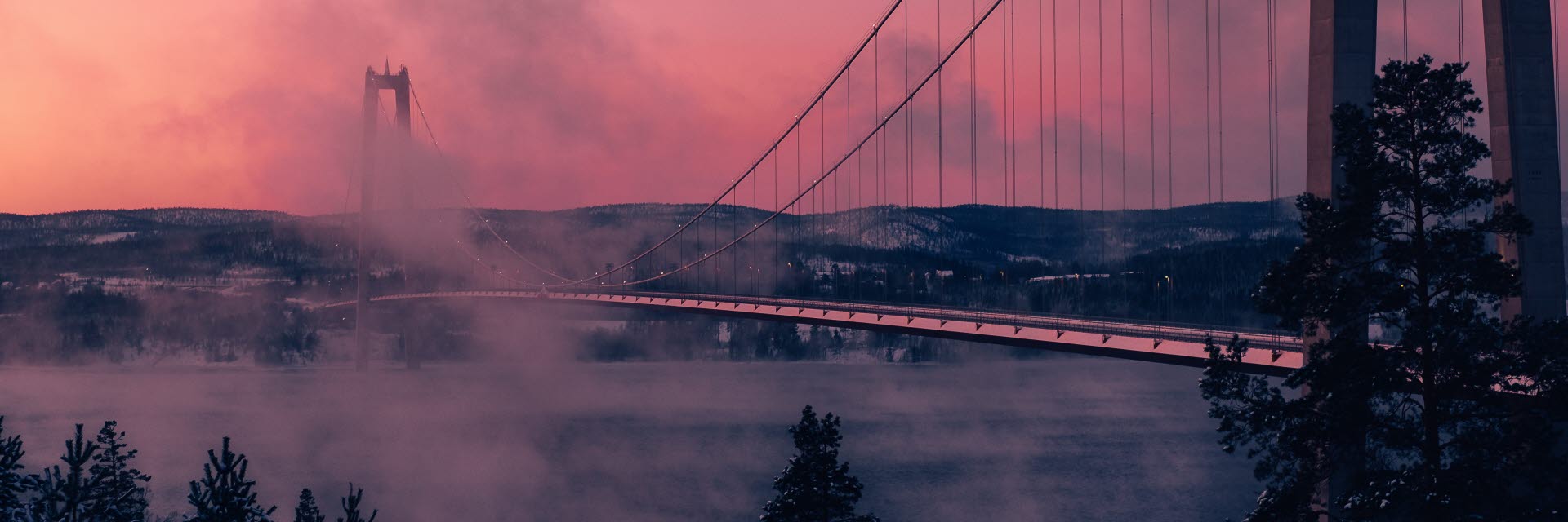 Höga kusten bro en vinterkväll med rök i luften