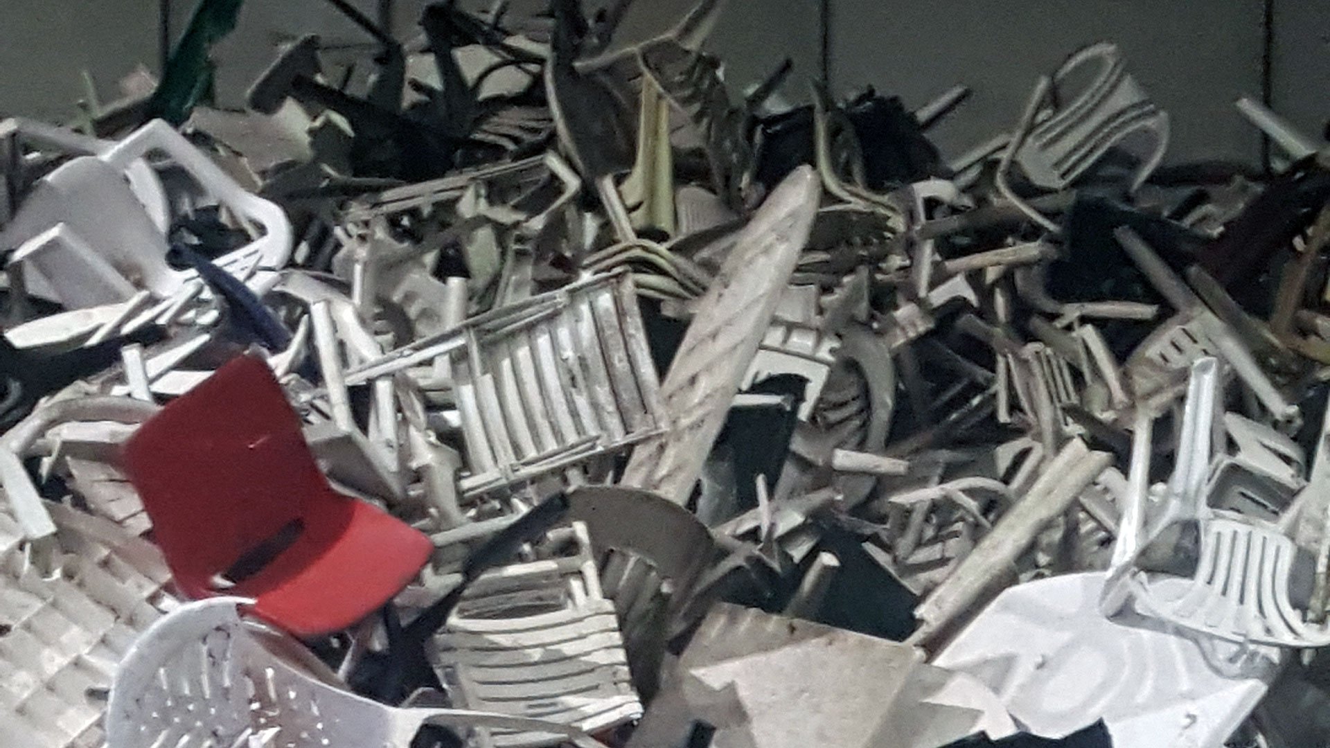 Kasserade utemöbler av plast