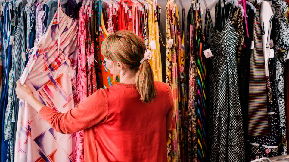 Fotograf: Maskot
Bildbyrå: Johnér Kvinna letar kläder i butik