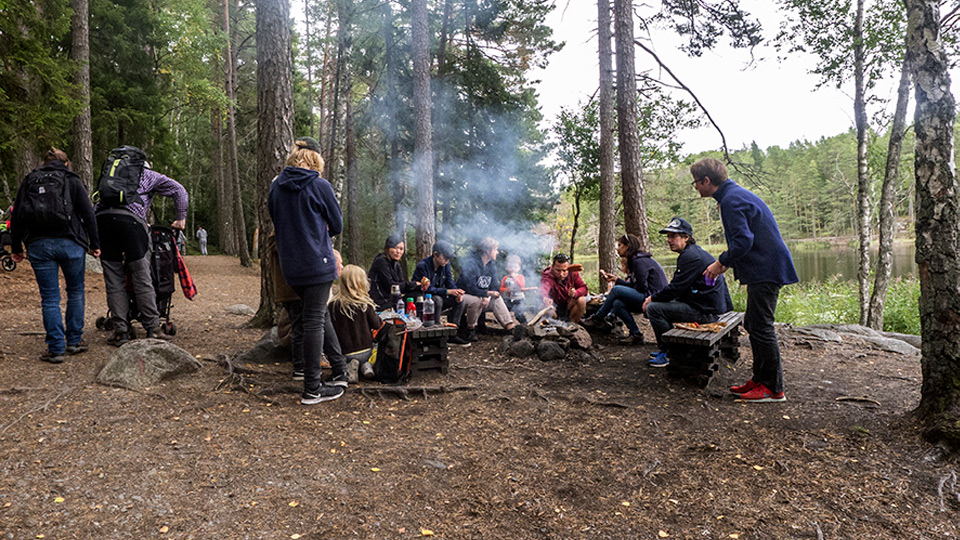 Fotograf: Naturvårdsverket Ett sällskap har picknik runt en öppen eld, rastplats i Tyresta nationalpark