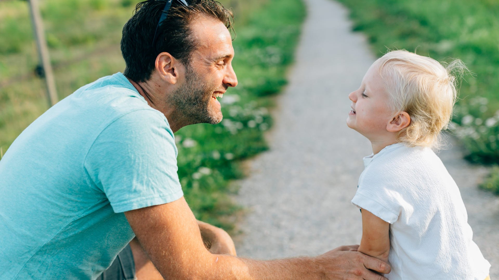 Fotograf: Anna Roström
Bildbyrå: Johnér Pappa ute och leker med 3 åring, Ekerö, Stockholms län