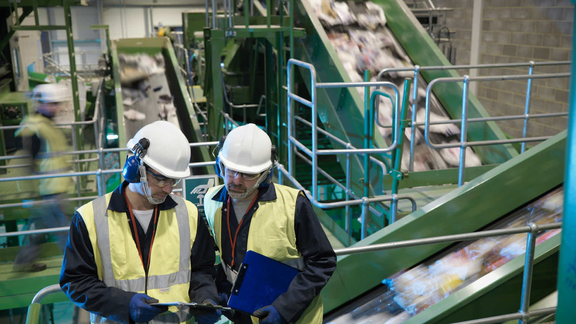 Två män i gula reflexvästar