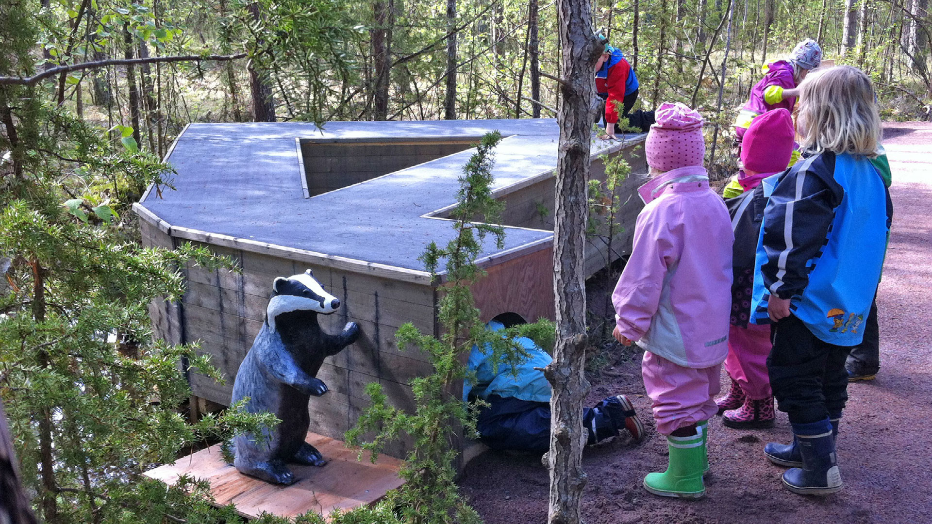 En grupp barn på naturum.