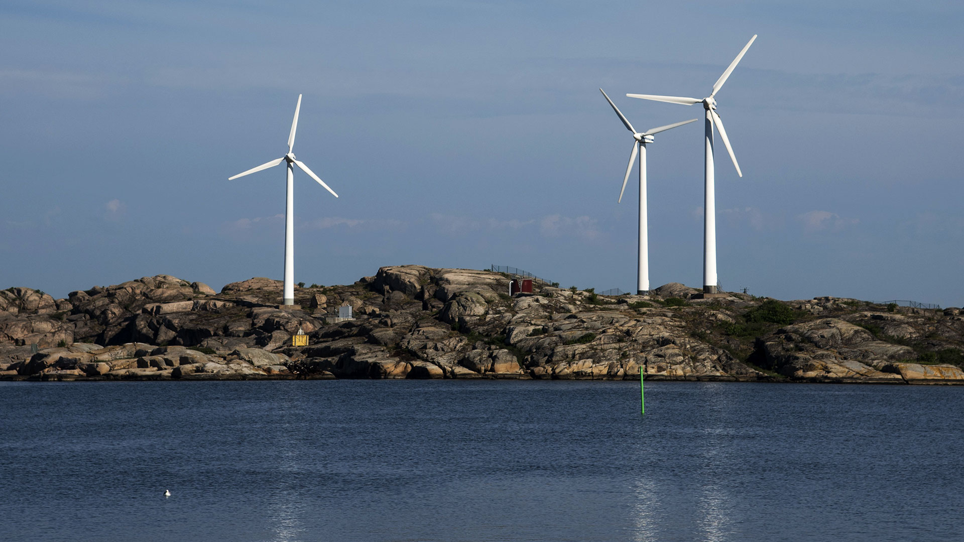 Vindkraftverk vid havet.