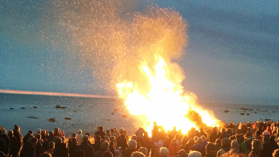 Stor folksamling vid majbrasa.