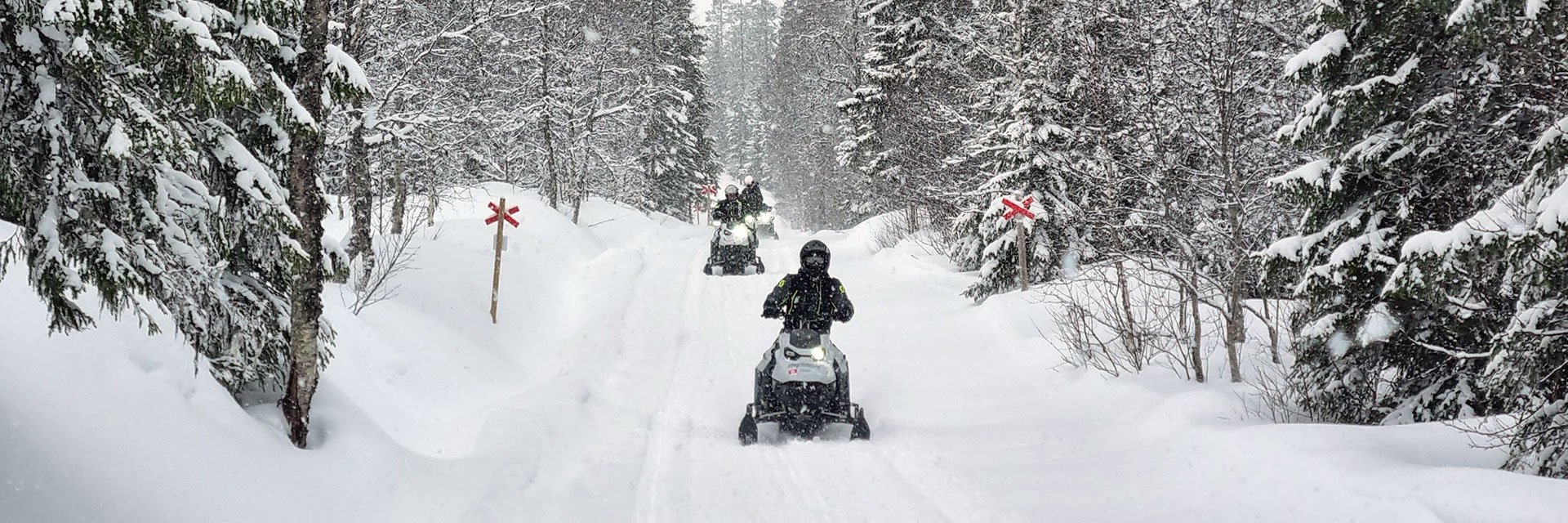 Snöskoterförare på en skoterled